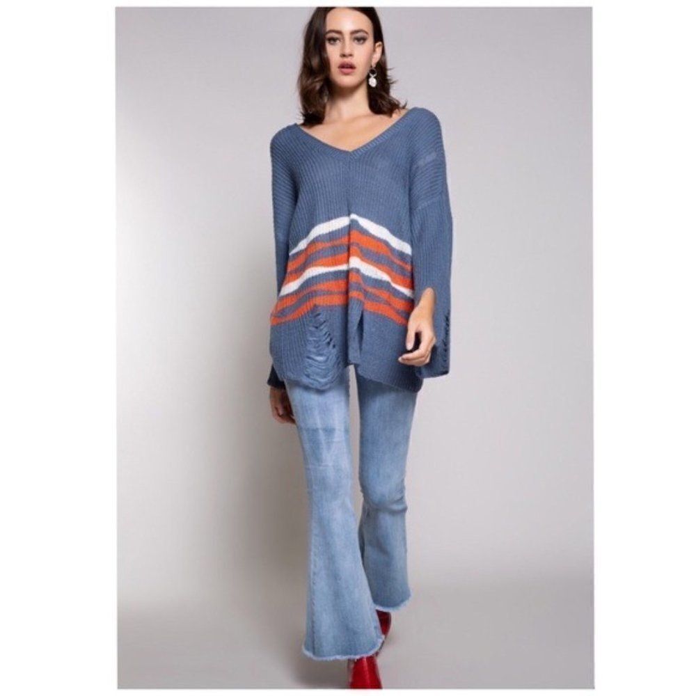 𝅺POL Blue V-Neck Sweater with Contrast wave Accent